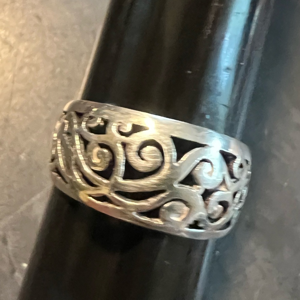 Ornate sterling silver ring size 7.